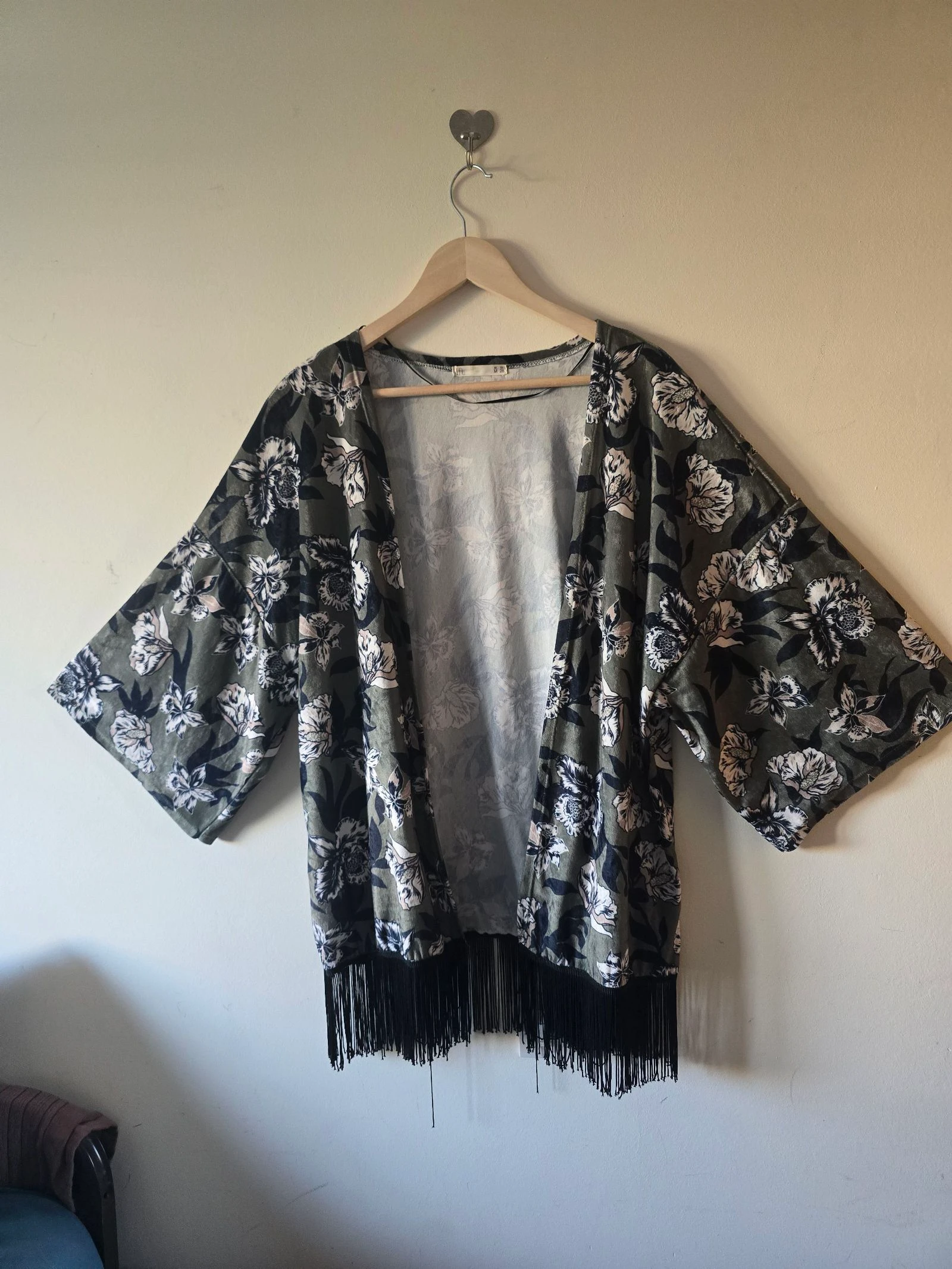 Kimono floral con flecos verde y negro de Lefties-talla